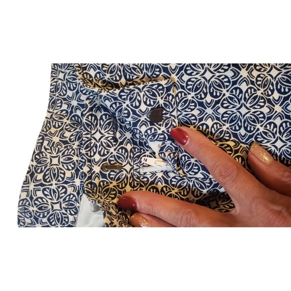 Athleta Bermuda Shorts Womens Blue White 6 Stretch Cuffed All Over Print  #44257 - Picture 5 of 16